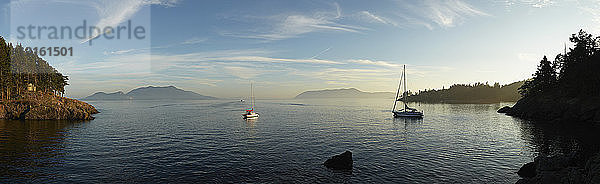 Panoramablick auf den See und den entfernten Mount Constitution  Orcas Island  Bundesstaat Washington  USA