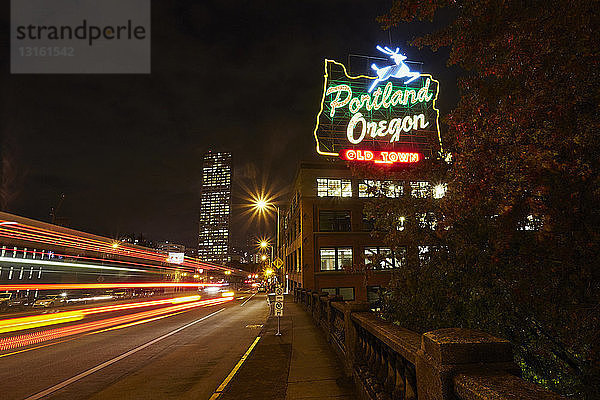 Autobahn und Leuchtreklame bei Nacht  Portland  Oregon  USA