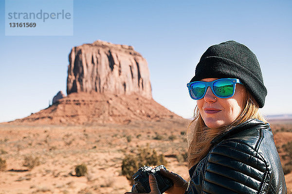 Porträt einer Frau mit blauer Sonnenbrille  Monument Valley  Utah  USA