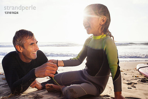 Vater und Tochter halten am Strand Händchen  Encinitas  Kalifornien  USA