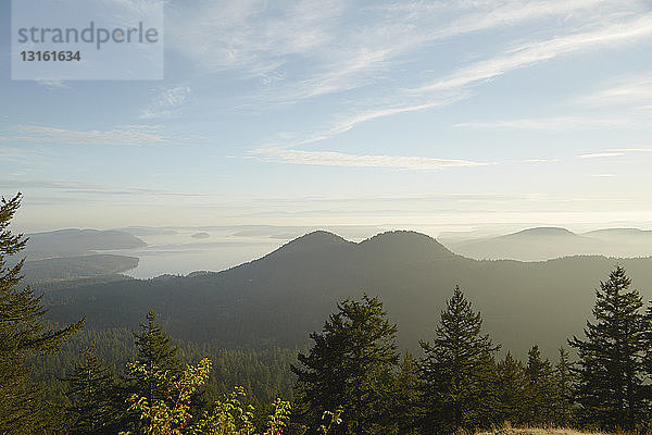 Verschwommener Blick auf Mount Constitution und See  Orcas Island  Bundesstaat Washington  USA