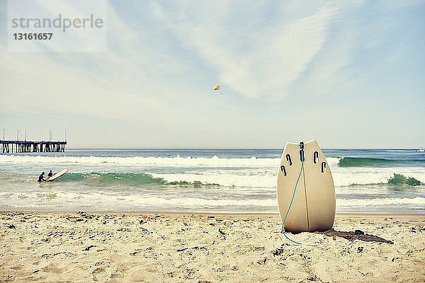 Surfbrett aufrecht im Sand am Venice Beach  Los Angeles  Kalifornien
