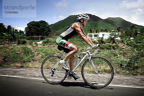 Mittelgroßer erwachsener Triathlet auf der Straße