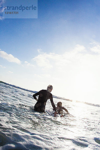 Vater und Sohn mit Surfbrett auf See  Encinitas  Kalifornien  USA
