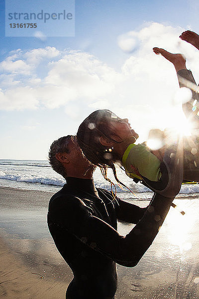 Vater und Tochter genießen Strand  Encinitas  Kalifornien  USA