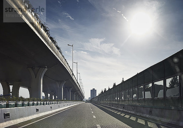 Leere Autobahn und Überführung  Shanghai  China