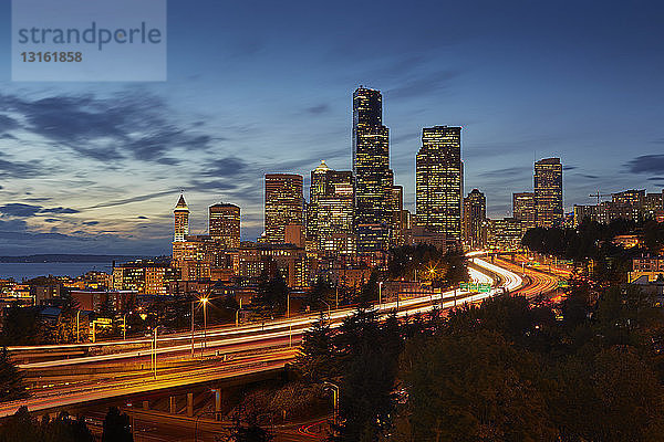 Autobahn und Skyline bei Nacht  Seattle  Bundesstaat Washington  USA