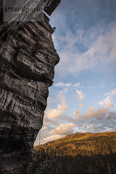 Silhouette eines Felskletterers auf dem Gipfel einer 35 m hohen Felsklippe in den Boulder Fields im Süd-Okanagan-Tal  Kelowna  British Columbia  Kanada