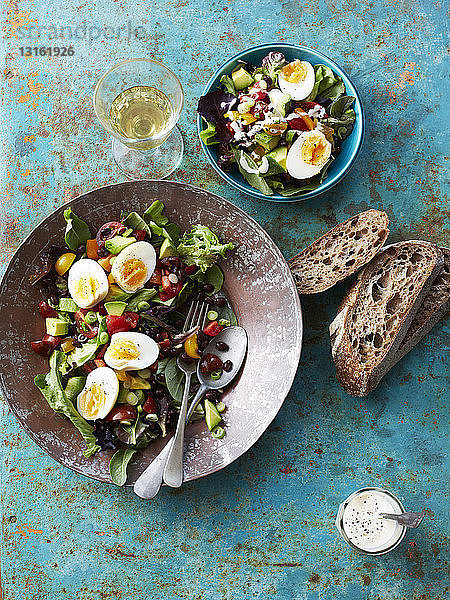 Stilleben von Salat mit gekochten Eiern  Bohnen und Schwarzbrot