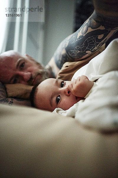Vater und Sohn liegen auf dem Bett