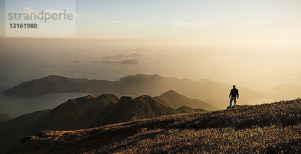 Rückansicht einer Wanderung auf dem Lantau Peak  Lantau Island  Hongkong  China