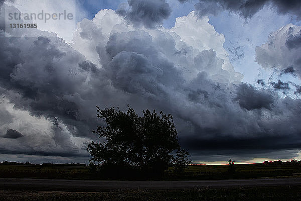 Als die Nacht hereinbricht  weht ein vielzelliges Band von Stürmen über die Landschaft  Pratt  Kansas  USA