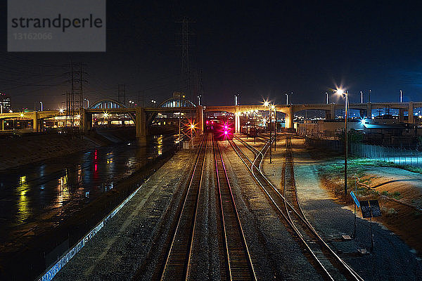 Brücke und Eisenbahnschienen bei Nacht  Los Angeles  Kalifornien  USA