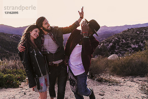 Drei erwachsene Freunde auf Wüstenreise  Los Angeles  Kalifornien  USA