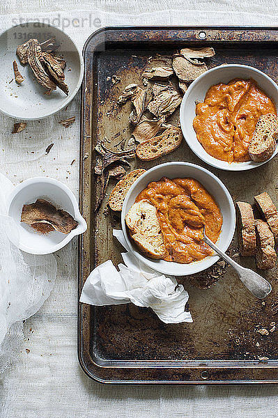 Kürbissuppe mit getrockneten Pilzen und Mini-Toast