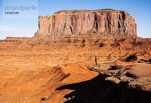 Fernblick einer Frau mit Blick auf das Monument Valley  Utah  USA