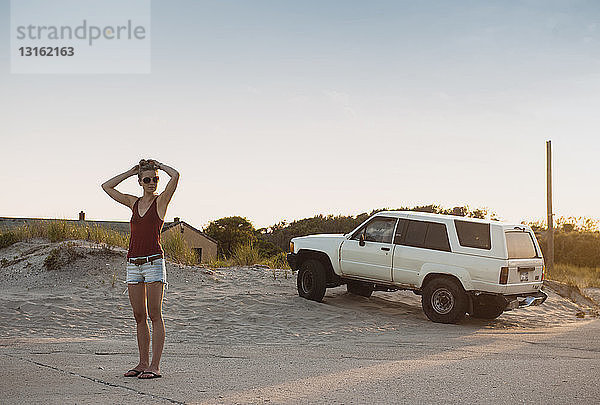 Mittlere erwachsene Frau am Rockaway Beach stehend  New York  USA