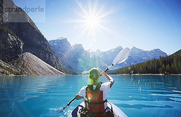 Mittlere erwachsene Frau beim Kajakfahren  Moraine Lake  Alberta  Kanada
