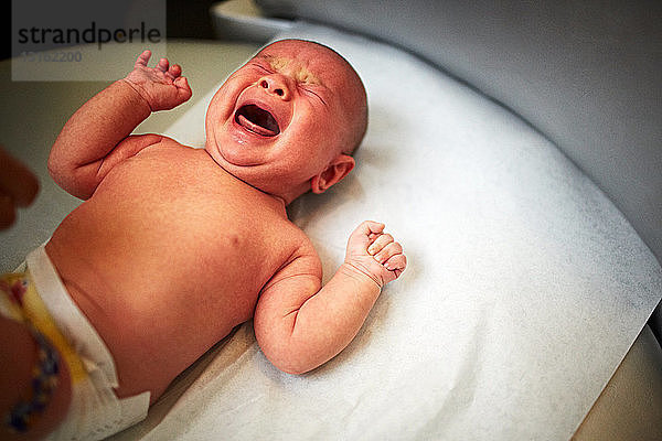 Neugeborenes Baby Junge weint