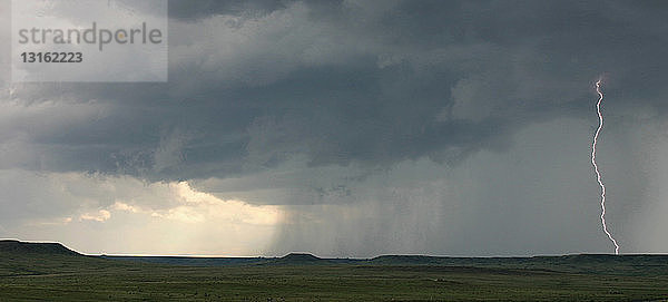 Wolken-Boden-Blitze beleuchten die Great Plains in dieser reifenden Superzelle  Lamar  Colorado  USA