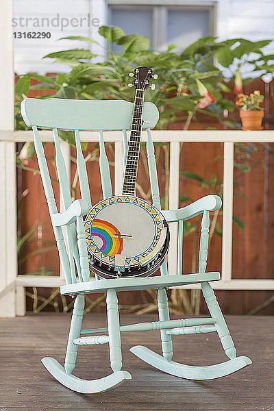 Banjo und Schaukelstuhl auf der Veranda