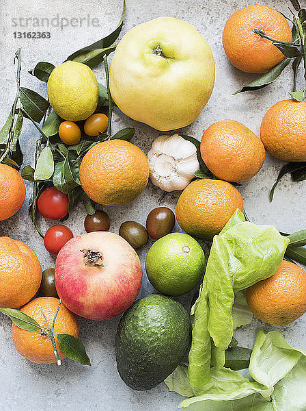 Draufsicht auf farbenfrohes Obst und Gemüse