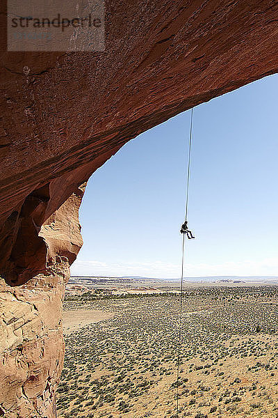 Frau beim Abseilen von Arch  Moab  Utah  USA