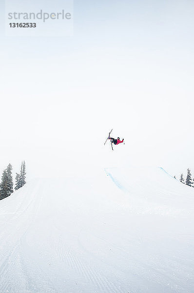 Freestyle-Skifahrer in der Luft  Whistler Terrain Park  Britisch-Kolumbien  Kanada