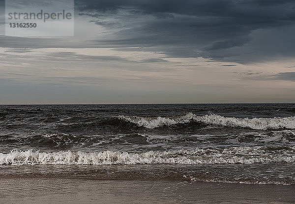 Einrollende Wellen und stürmischer Himmel  Rockaway Beach  New York  USA