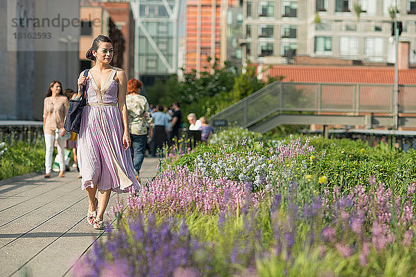 Mittelgroße erwachsene Frauen beim Spaziergang durch den High Line Park  New York City
