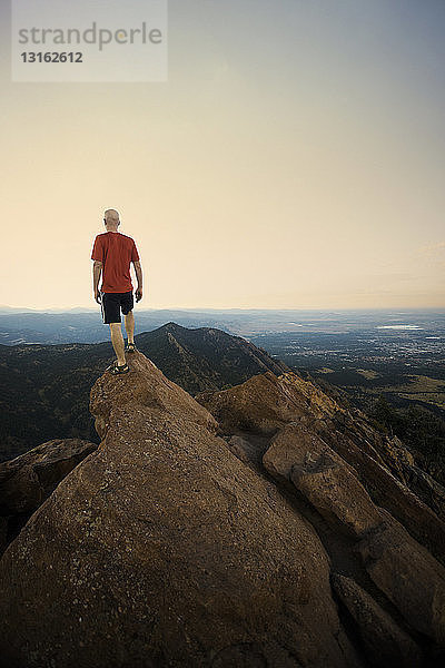 Älterer männlicher Wanderer steht auf einer Felsformation  Boulder  Colorado  USA