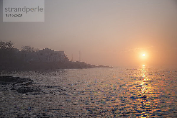 Blick auf Küstenlinie und Nebel über dem Meer bei Sonnenaufgang  Gloucester  Massachusetts  USA