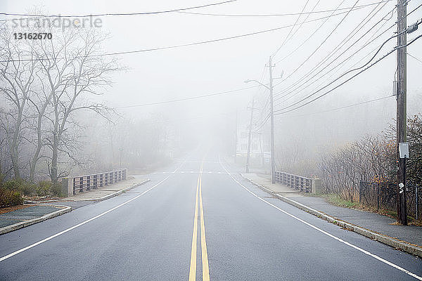 Blick auf eine leere Autobahn und Nebel  Gloucester  Massachusetts  USA