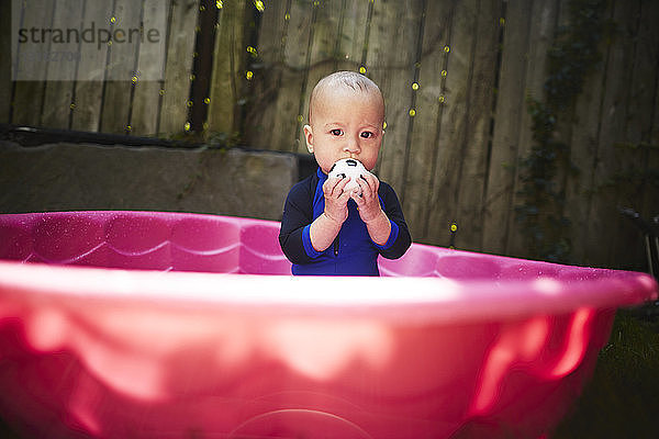 Kleiner Junge in rosa Wanne