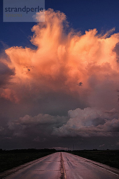 Zerstreuendes Gewitter  das sich im Sonnenuntergang spiegelt  Dickens  Texas  USA