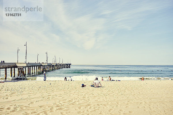 Menschen entspannen sich neben dem Pier  Venice Beach  Los Angeles  Kalifornien