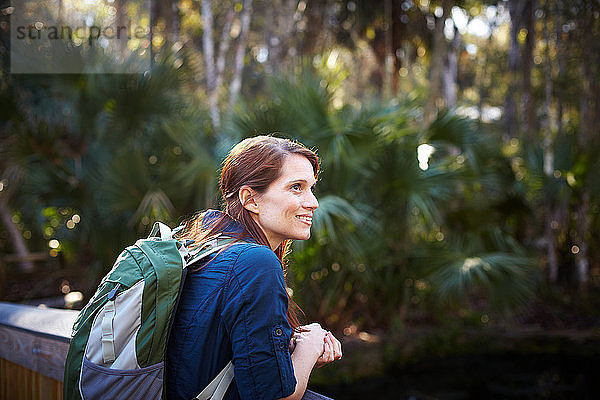 Weibliche Touristin im Dschungel von Costa Rica