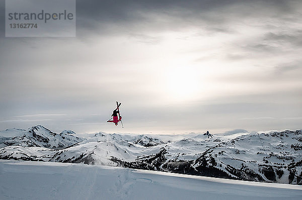 Skifahrer beim Backflip auf der natürlichen Windlippe  Whistler Blackcomb  Britisch-Kolumbien  Kanada
