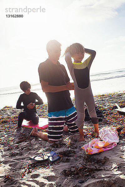 Vater und Kinder bereiten sich auf das Surfen vor  Encinitas  Kalifornien  USA