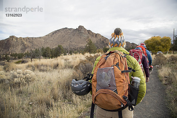 Wanderer  die auf Schienen gehen  Smith Rock State Park  Oregon  USA