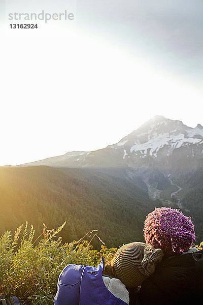 Zwei junge Frauen mit Blick auf Mount Hood  Oregon  USA