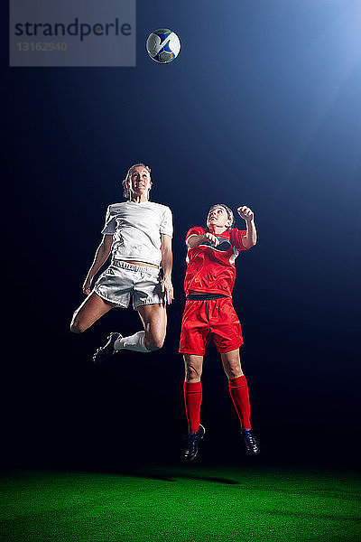 Zwei Fussballerinnen beim Kopfball