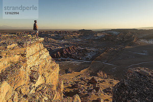 Mann auf der Klippe  Valle de la Luna (Tal des Mondes)  Atacama-Wüste  El Norte Grande  Chile