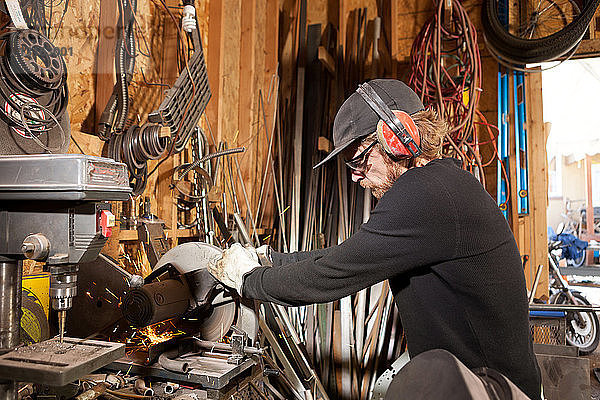 Ein Metallkünstler und Maschinenbauer in seiner Werkstatt
