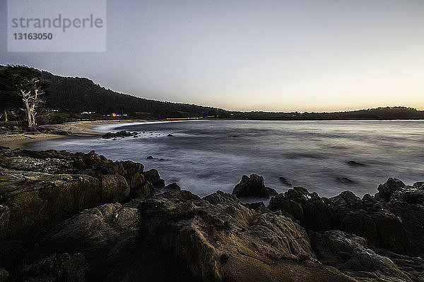 Küstenlinie bei Sonnenaufgang  Gebiet Monterey Bay  Kalifornien  USA