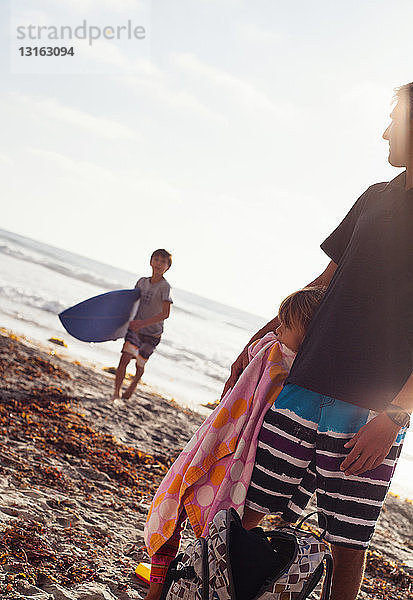 Vater und Kinder genießen Strand  Encinitas  Kalifornien  USA