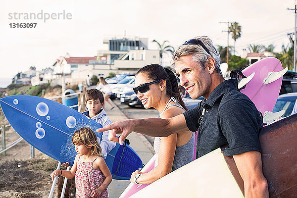 Familie an der Küste mit Surfbrettern  Encinitas  Kalifornien  USA