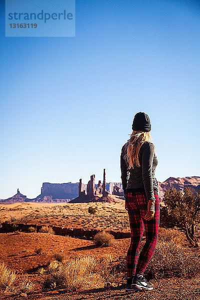Rückansicht einer mittleren erwachsenen Frau mit Blick auf Monument Valley  Utah  USA