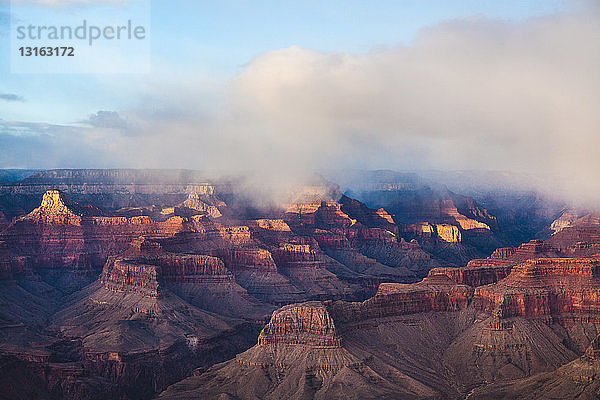 Blick auf niedrige Wolken über dem Grand Canyon  Arizona  USA