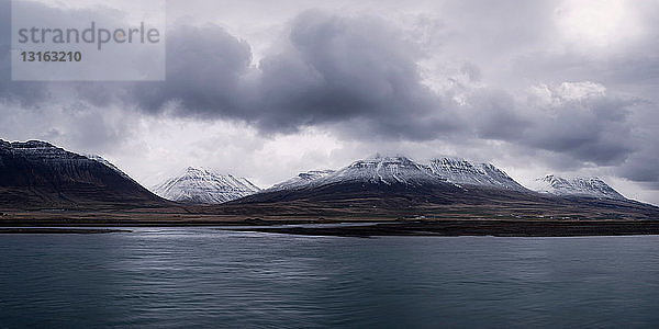 Wolken und Berge in ländlicher Landschaft